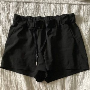 Lululemon - On the Fly short *woven - size 6